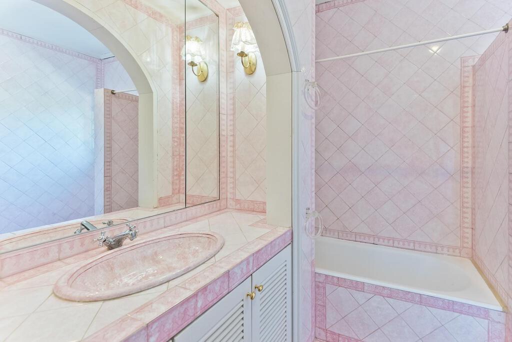 4 bedroom villa with parking