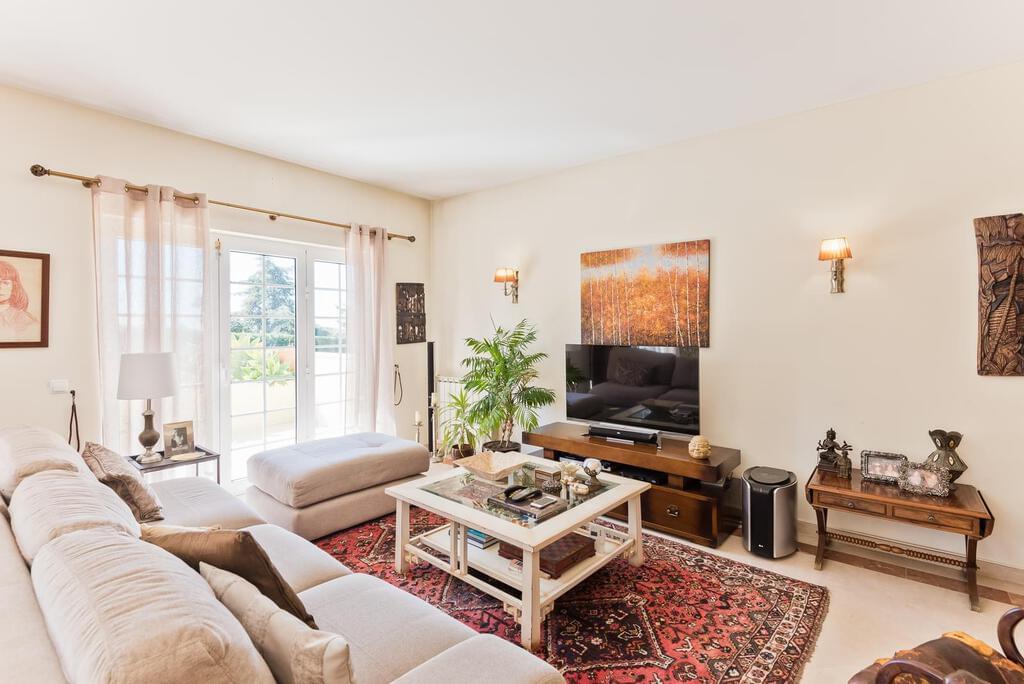 4 bedroom villa with a swimming pool in gated community