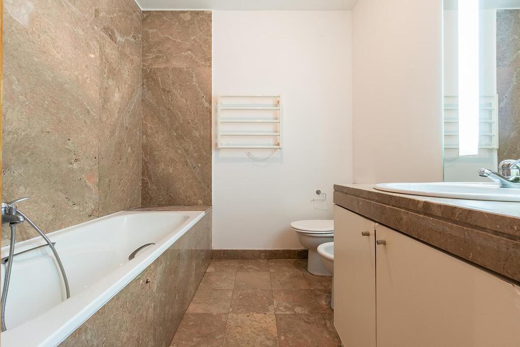 3 bedroom apartment with parking