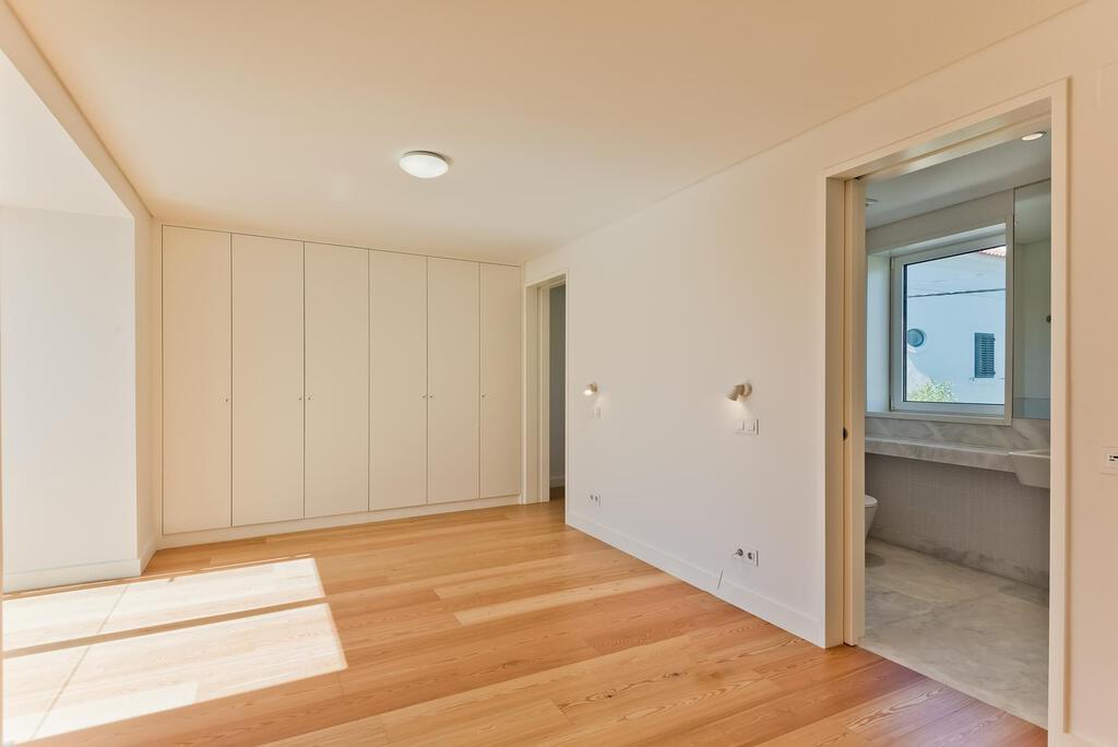 3 bedroom duplex with parking