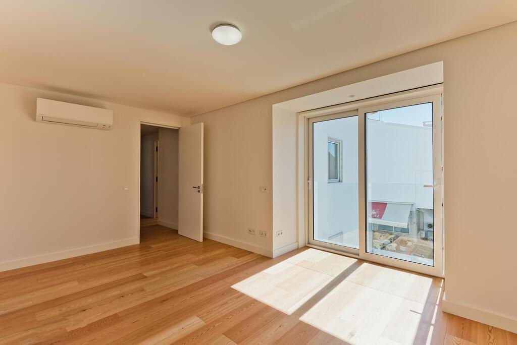 3 bedroom duplex with parking