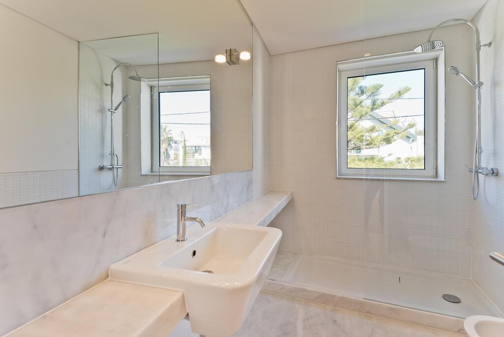 3 bedroom duplex with parking