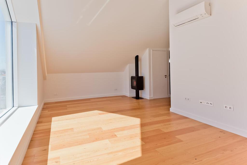 3 bedroom duplex with parking