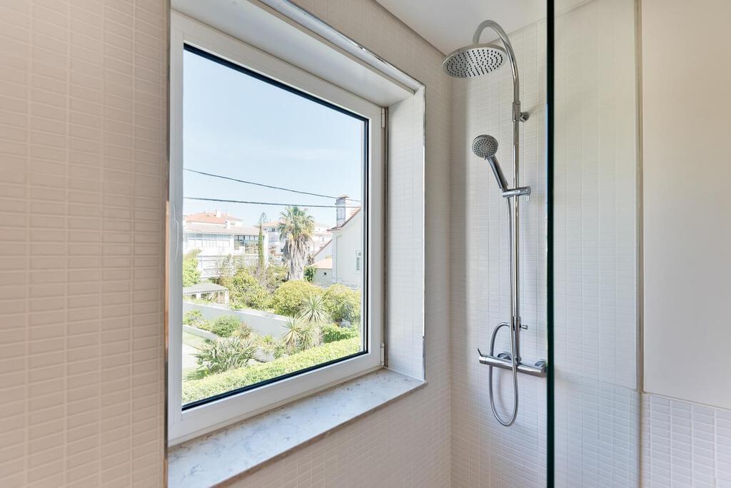 3 bedroom duplex with parking