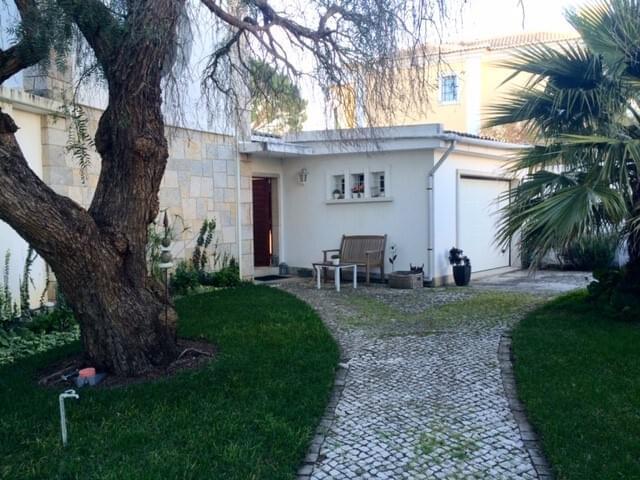 4 bedroom villa with parking