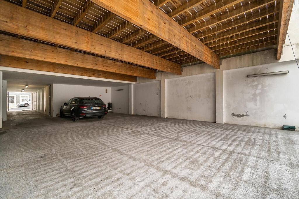 3 bedroom duplex with parking