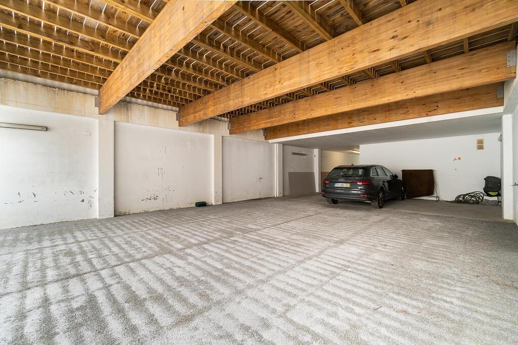 3 bedroom duplex with parking