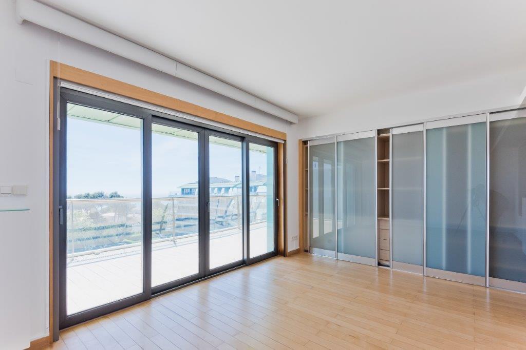 4 bedroom apartment with a swimming pool