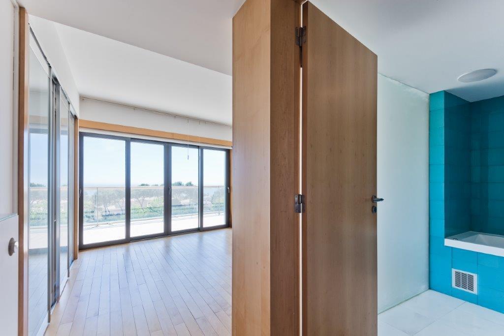 4 bedroom apartment with a swimming pool