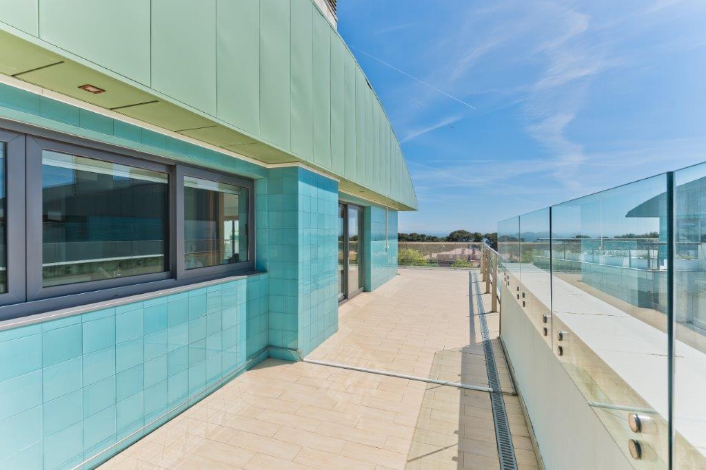 4 bedroom apartment with a swimming pool