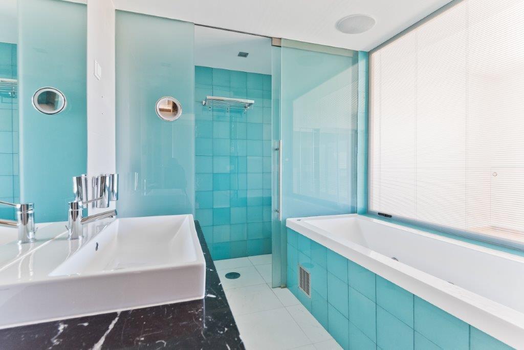 4 bedroom apartment with a swimming pool