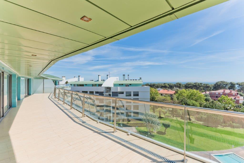 4 bedroom apartment with a swimming pool