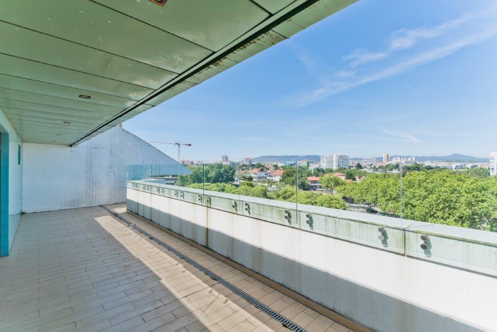 4 bedroom apartment with a swimming pool