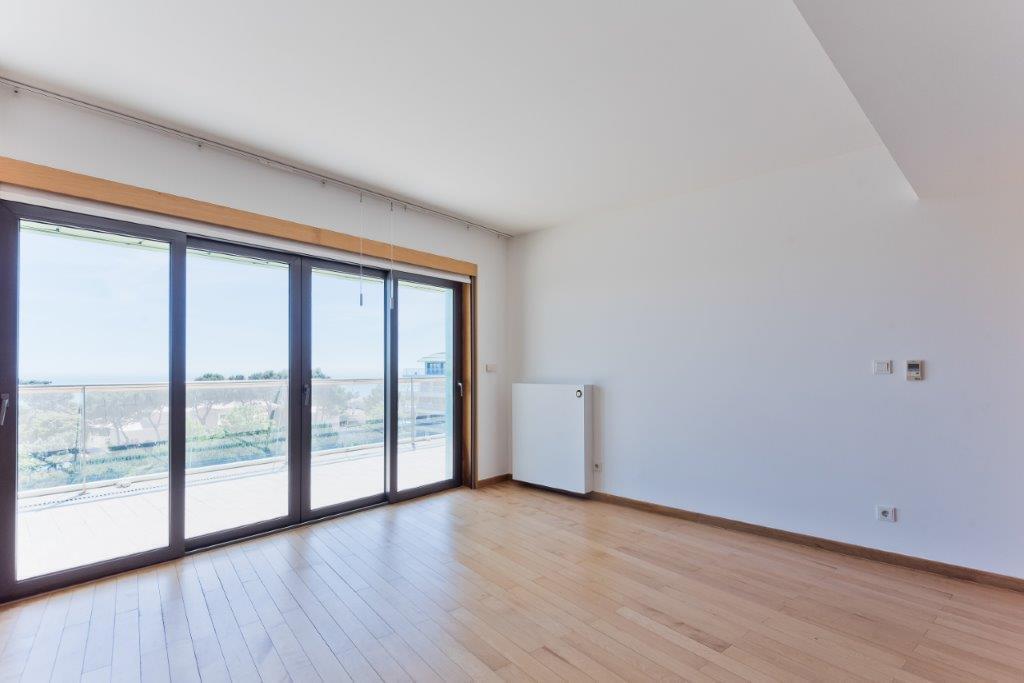 4 bedroom apartment with a swimming pool