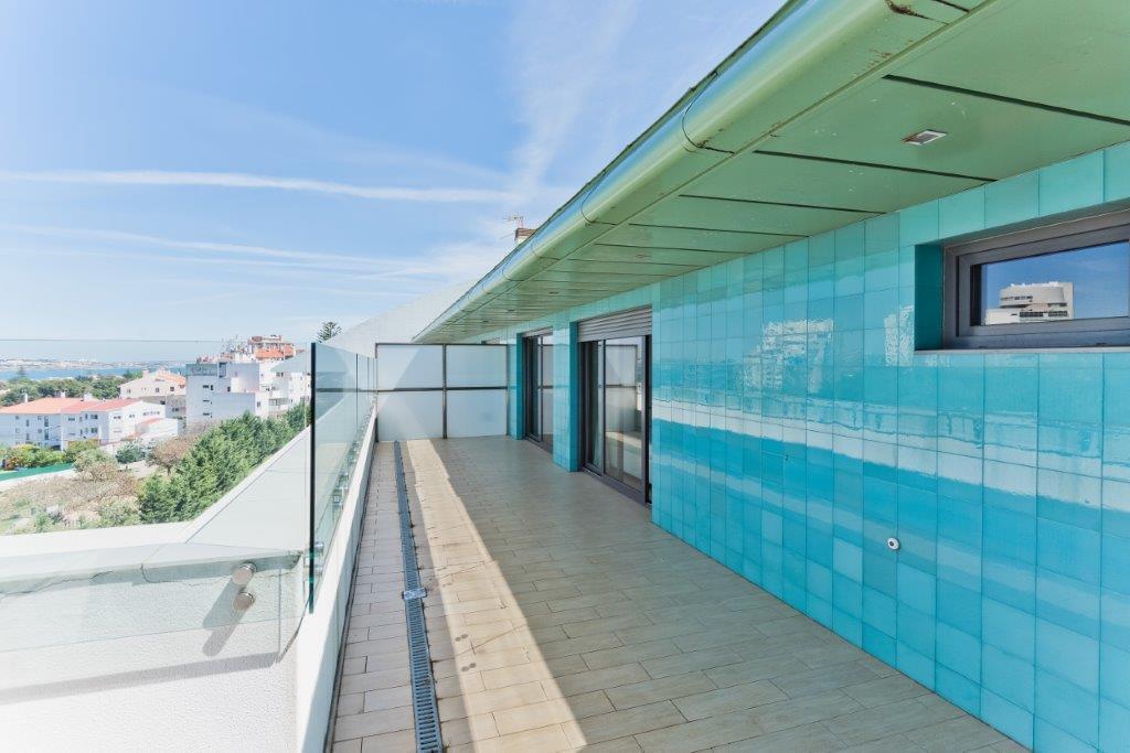 4 bedroom apartment with a swimming pool