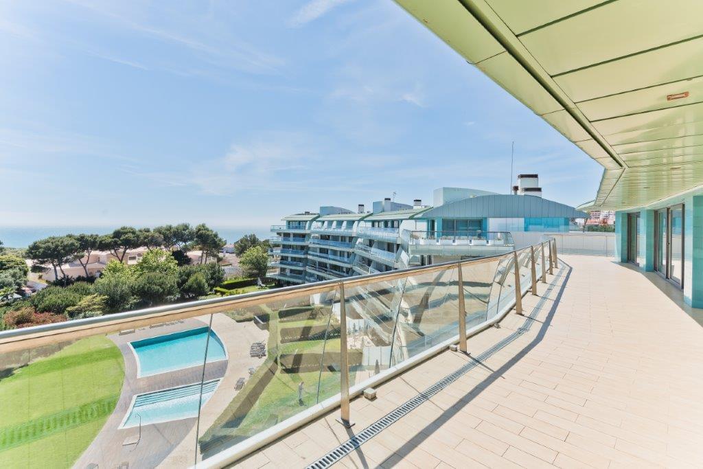 4 bedroom apartment with a swimming pool
