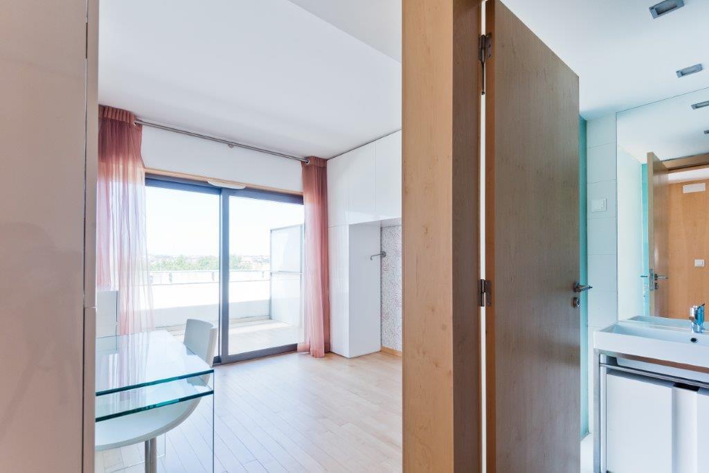 4 bedroom apartment with a swimming pool