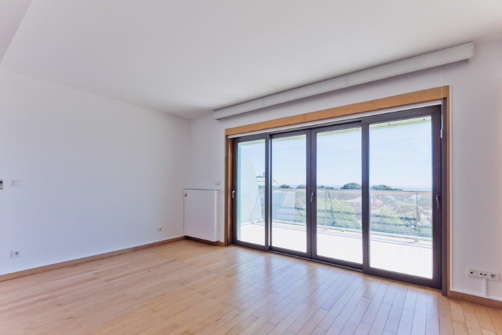 4 bedroom apartment with a swimming pool