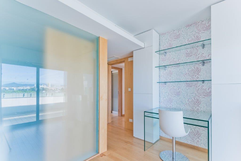 4 bedroom apartment with a swimming pool