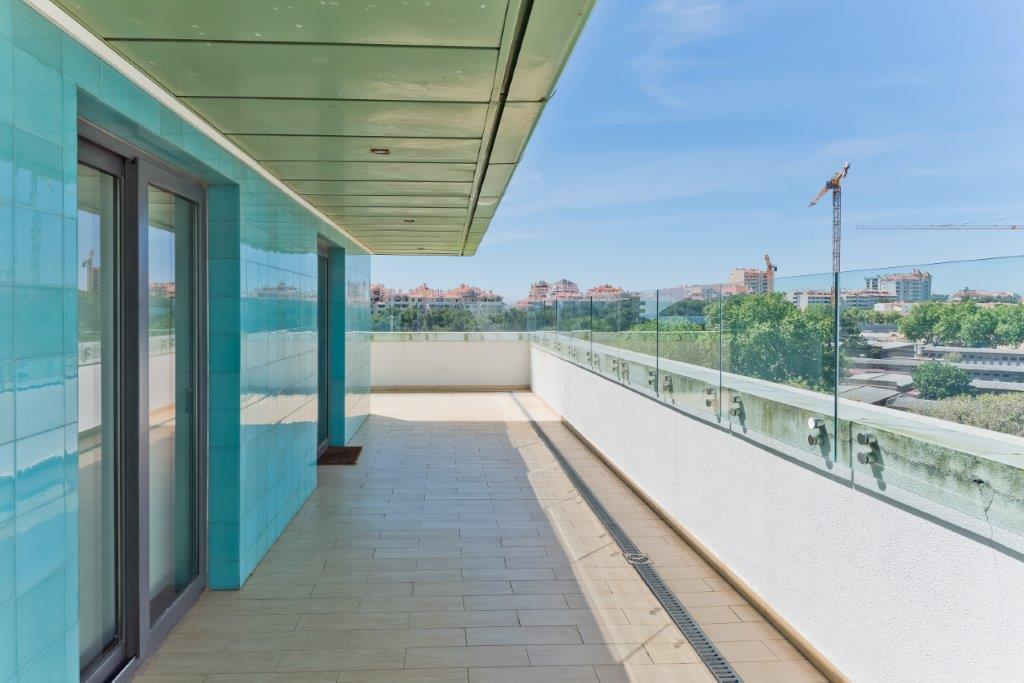 4 bedroom apartment with a swimming pool