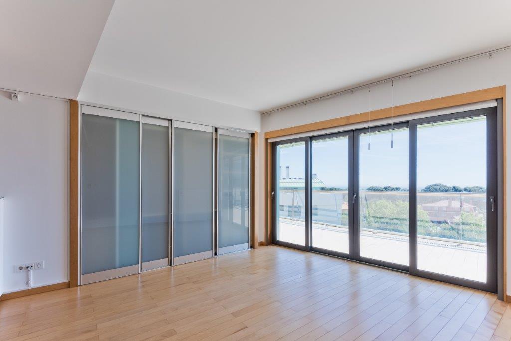 4 bedroom apartment with a swimming pool
