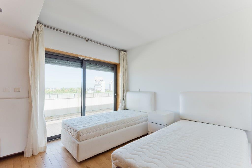 4 bedroom apartment with a swimming pool