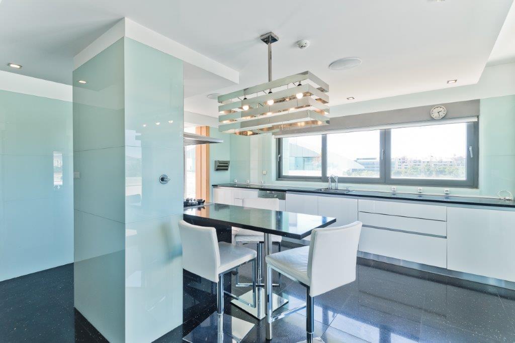 4 bedroom apartment with a swimming pool