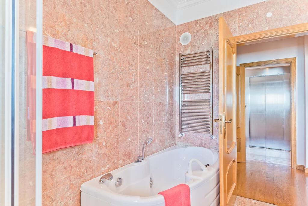 PF19934, Moradia T5, Oeiras