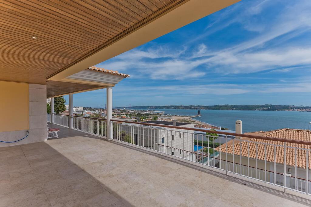 PF19934, Moradia T5, Oeiras