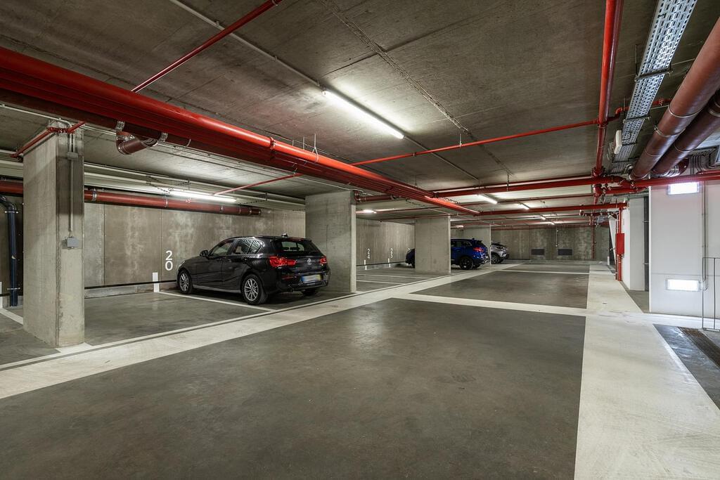 4 bedroom apartment with parking