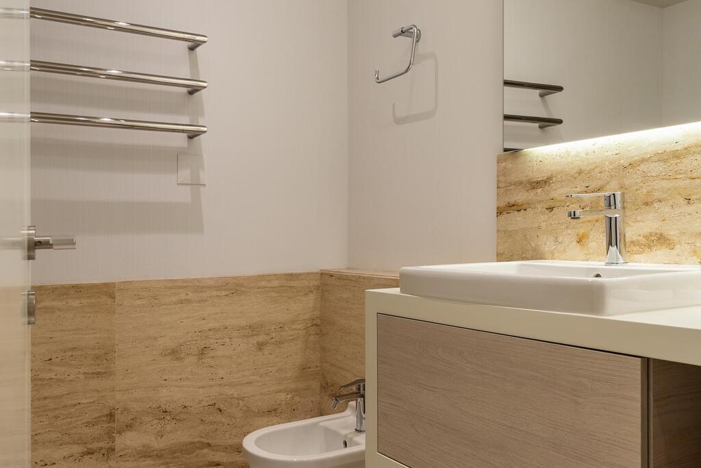 4 bedroom apartment with parking