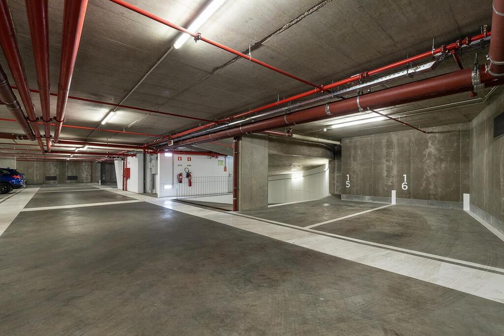 4 bedroom apartment with parking