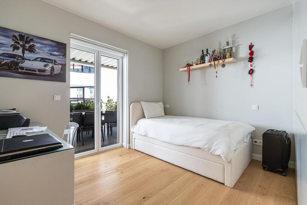 4 bedroom apartment with parking