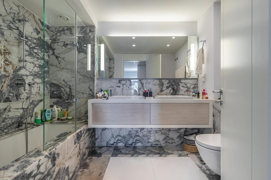 4 bedroom apartment with parking