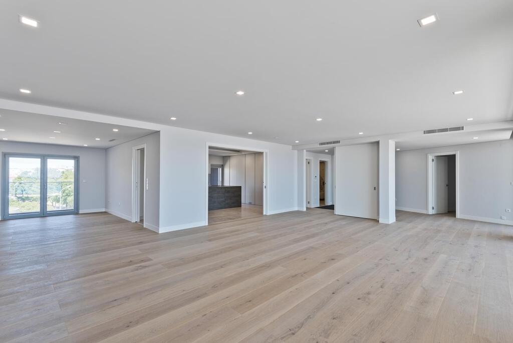 Apartamento T4 com piscina