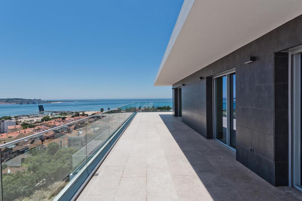 Apartamento T4 com piscina