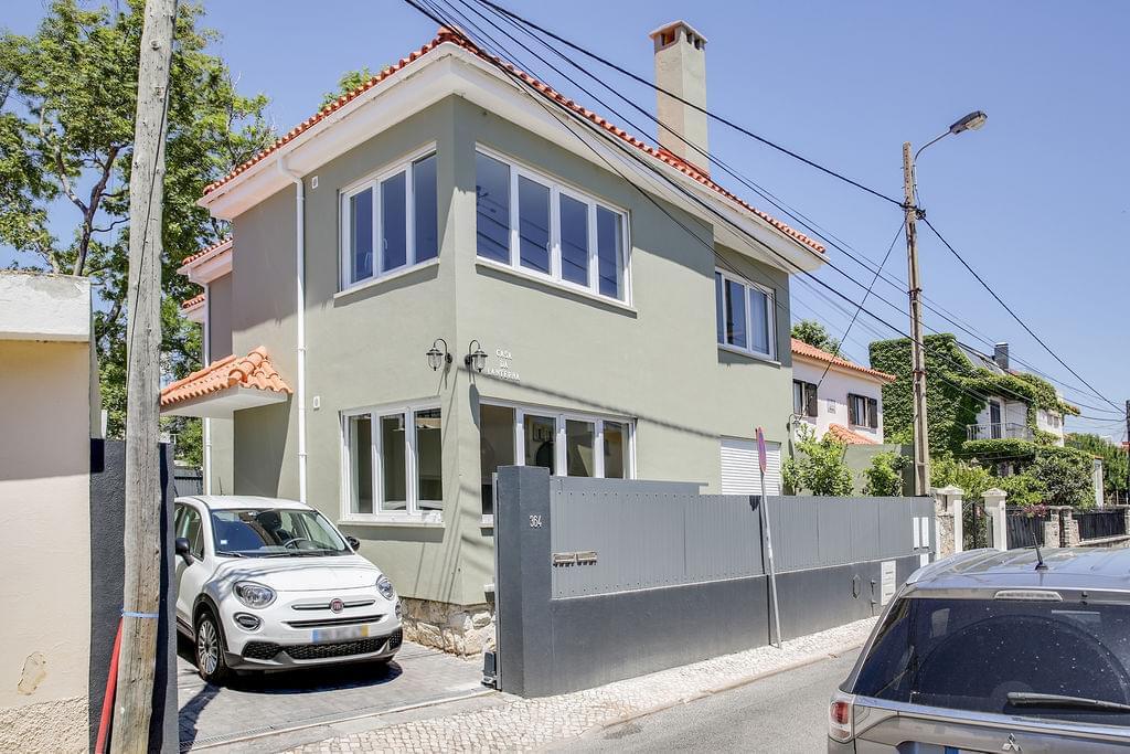 7 bedroom villa with parking