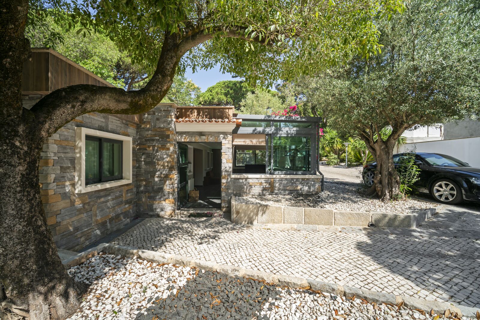 2 Bedroom Apartment with parking, Estoril, Cascais - Image 2