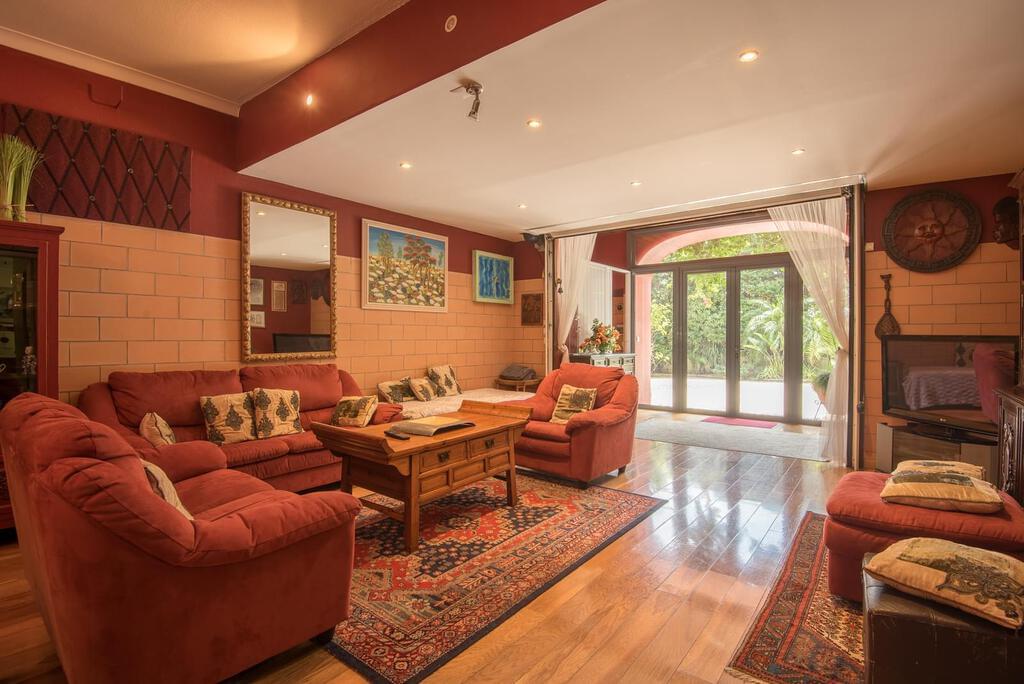 6 bedroom villa with a swimming pool