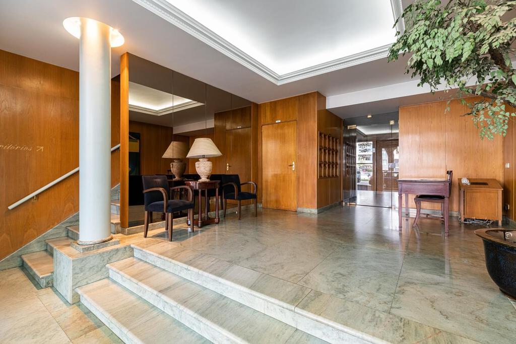 6 bedroom apartment with parking