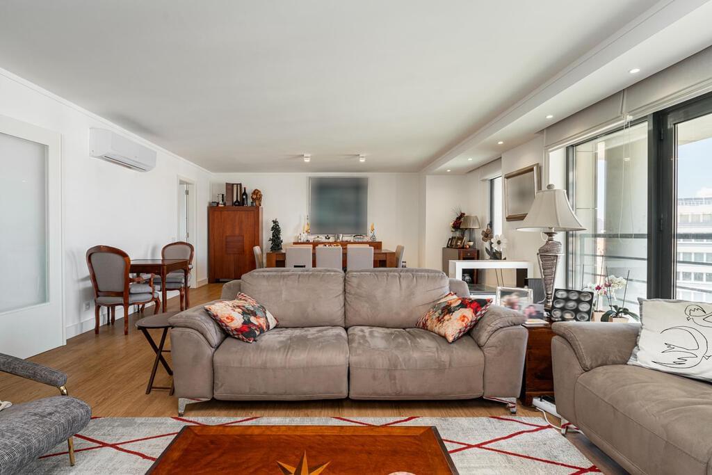 6 bedroom apartment with parking