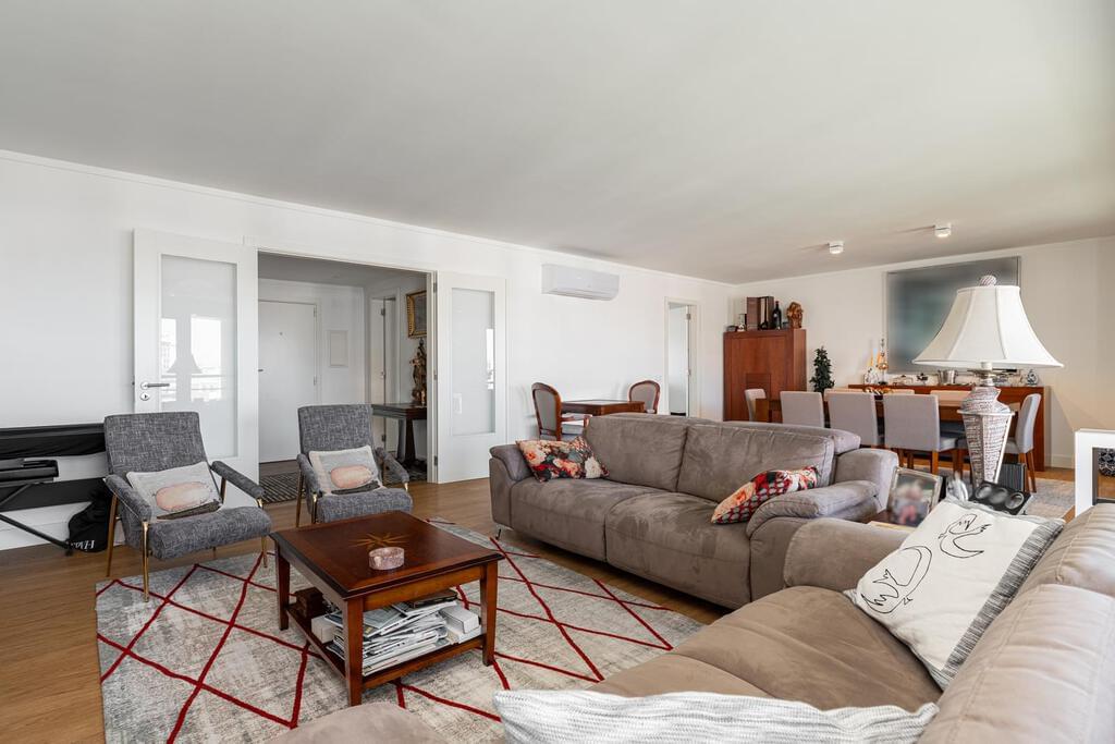 6 bedroom apartment with parking