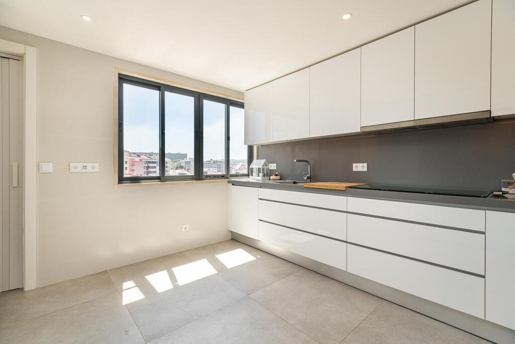 6 bedroom apartment with parking