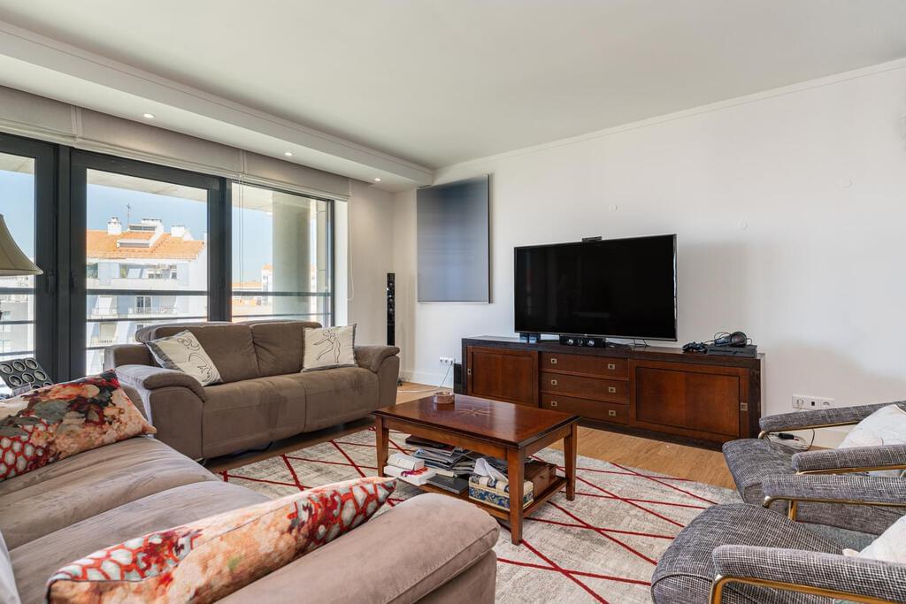 6 bedroom apartment with parking