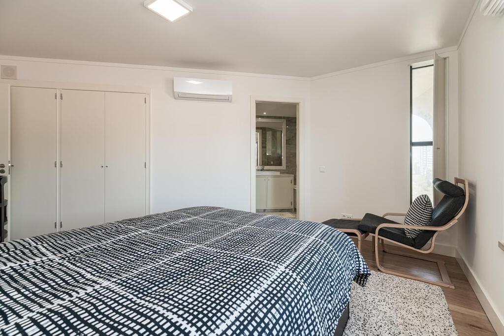 6 bedroom apartment with parking