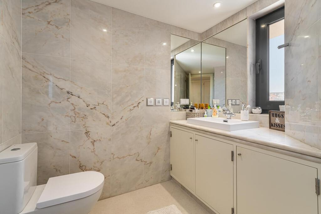 6 bedroom apartment with parking