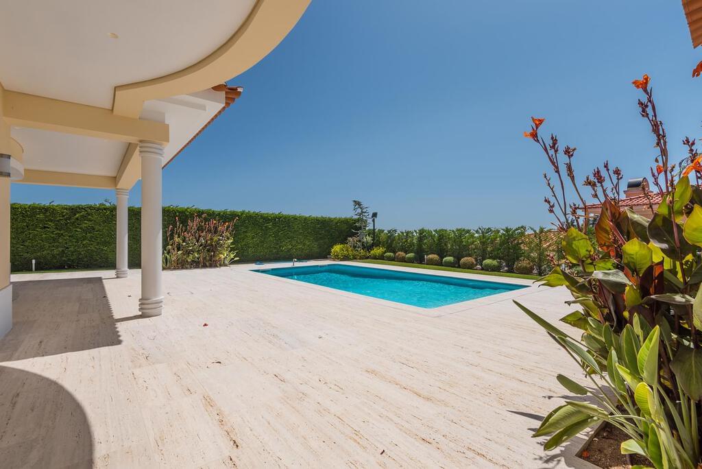 Moradia T4 com piscina em condomínio fechado