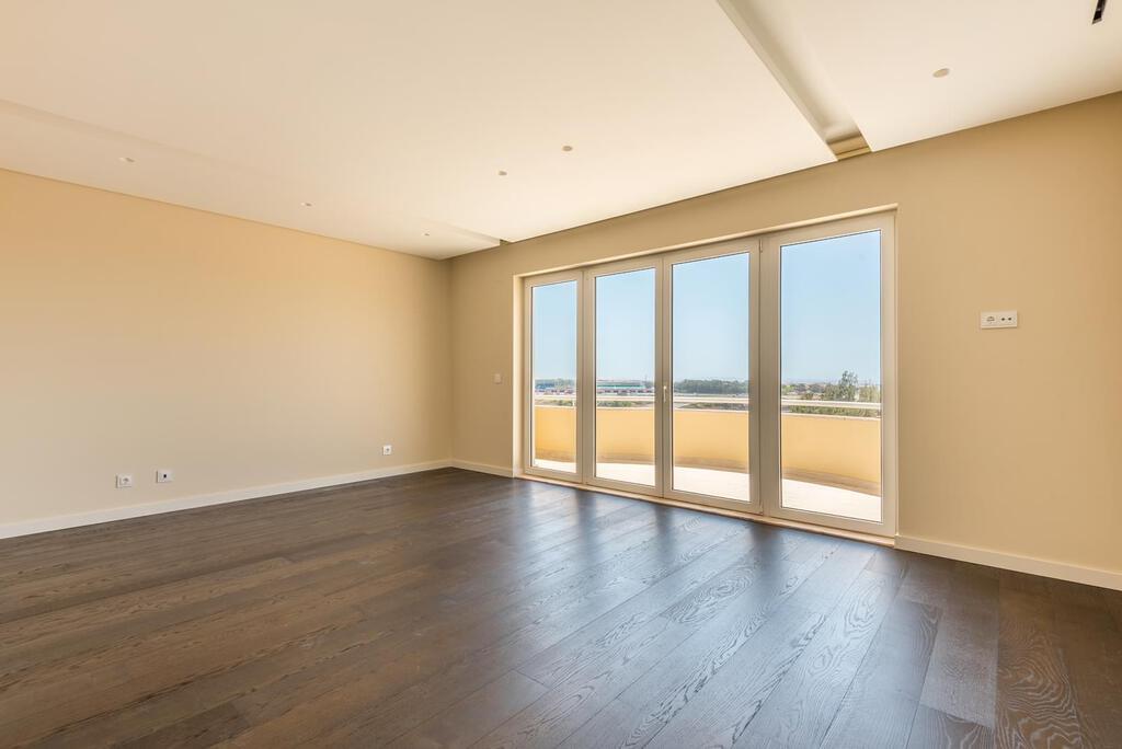 Moradia T4 com piscina em condomínio fechado