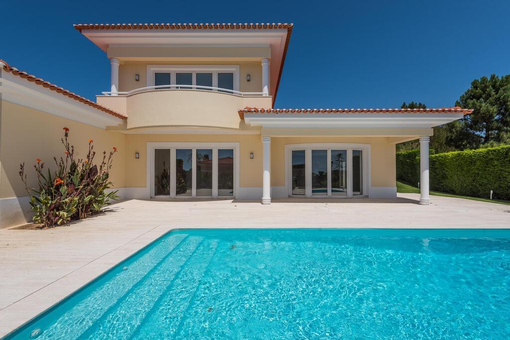 Moradia T4 com piscina em condomínio fechado