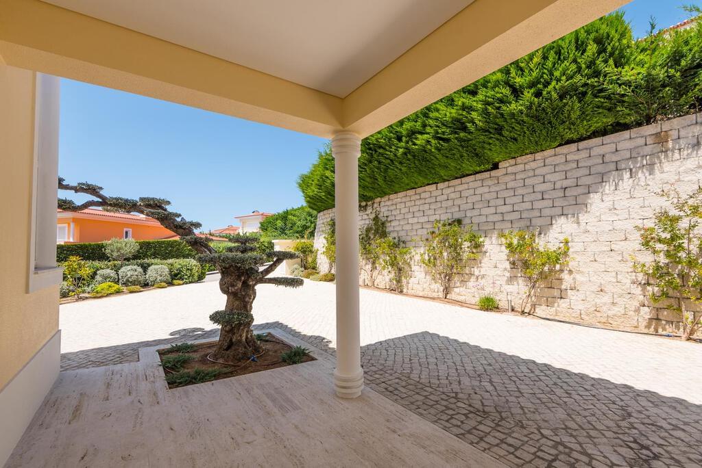 Moradia T4 com piscina em condomínio fechado